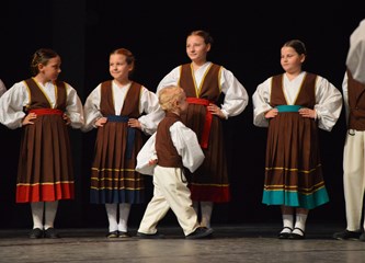 FOTO: Sve draži folklora u dječjim koracima na prvoj večeri 23. Smotre folklora Velike Gorice