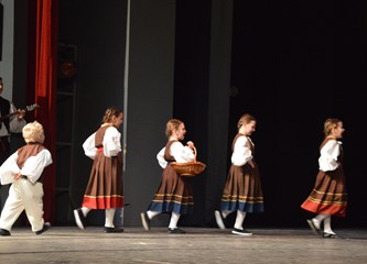 FOTO: Sve draži folklora u dječjim koracima na prvoj večeri 23. Smotre folklora Velike Gorice
