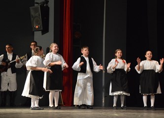 FOTO: Sve draži folklora u dječjim koracima na prvoj večeri 23. Smotre folklora Velike Gorice