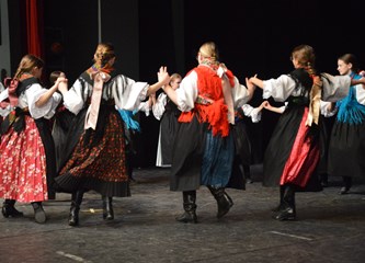 FOTO: Sve draži folklora u dječjim koracima na prvoj večeri 23. Smotre folklora Velike Gorice