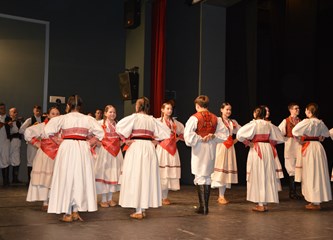 FOTO: Sve draži folklora u dječjim koracima na prvoj večeri 23. Smotre folklora Velike Gorice