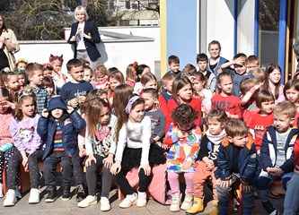 Pjesmom i plesom proslavili rođendan vrtića: Zanimljivim glazbeno scenskim točkama počastili jedini druge, kao i goste koji su došli u čestitare