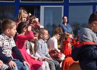 Pjesmom i plesom proslavili rođendan vrtića: Zanimljivim glazbeno scenskim točkama počastili jedini druge, kao i goste koji su došli u čestitare