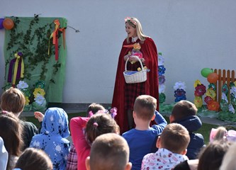 Pjesmom i plesom proslavili rođendan vrtića: Zanimljivim glazbeno scenskim točkama počastili jedini druge, kao i goste koji su došli u čestitare