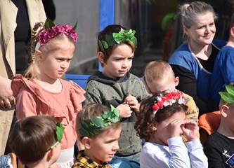 Pjesmom i plesom proslavili rođendan vrtića: Zanimljivim glazbeno scenskim točkama počastili jedini druge, kao i goste koji su došli u čestitare