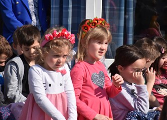 Pjesmom i plesom proslavili rođendan vrtića: Zanimljivim glazbeno scenskim točkama počastili jedini druge, kao i goste koji su došli u čestitare