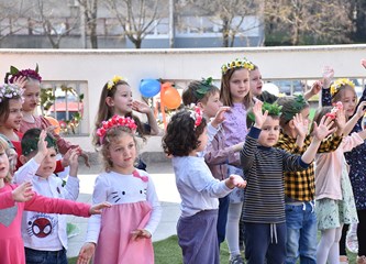 Pjesmom i plesom proslavili rođendan vrtića: Zanimljivim glazbeno scenskim točkama počastili jedini druge, kao i goste koji su došli u čestitare