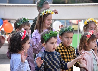 Pjesmom i plesom proslavili rođendan vrtića: Zanimljivim glazbeno scenskim točkama počastili jedini druge, kao i goste koji su došli u čestitare