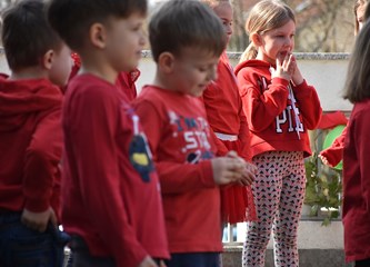 Pjesmom i plesom proslavili rođendan vrtića: Zanimljivim glazbeno scenskim točkama počastili jedini druge, kao i goste koji su došli u čestitare