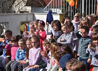 Pjesmom i plesom proslavili rođendan vrtića: Zanimljivim glazbeno scenskim točkama počastili jedini druge, kao i goste koji su došli u čestitare