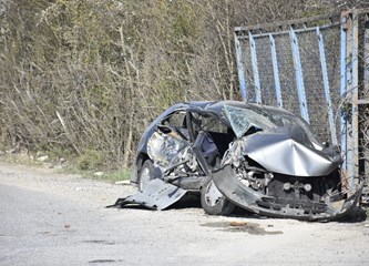 Kod goričke šljunčare sudarili se kamion i automobil