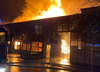 Noćas buknuo požar na postrojenju tvrtke PPS Galeković: Jedna osoba je ozlijeđena, a na teren su izašli vatrogasci JVP-a i desetak DVD-ova