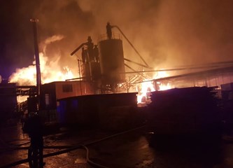 Noćas buknuo požar na postrojenju tvrtke PPS Galeković: Jedna osoba je ozlijeđena, a na teren su izašli vatrogasci JVP-a i desetak DVD-ova