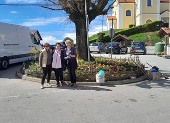 FOTO Vrijedne žene iz Kravarskog uredile središte svojeg mjesta: Od šiba su isplele prekrasne pisanice i posadile cvijeće