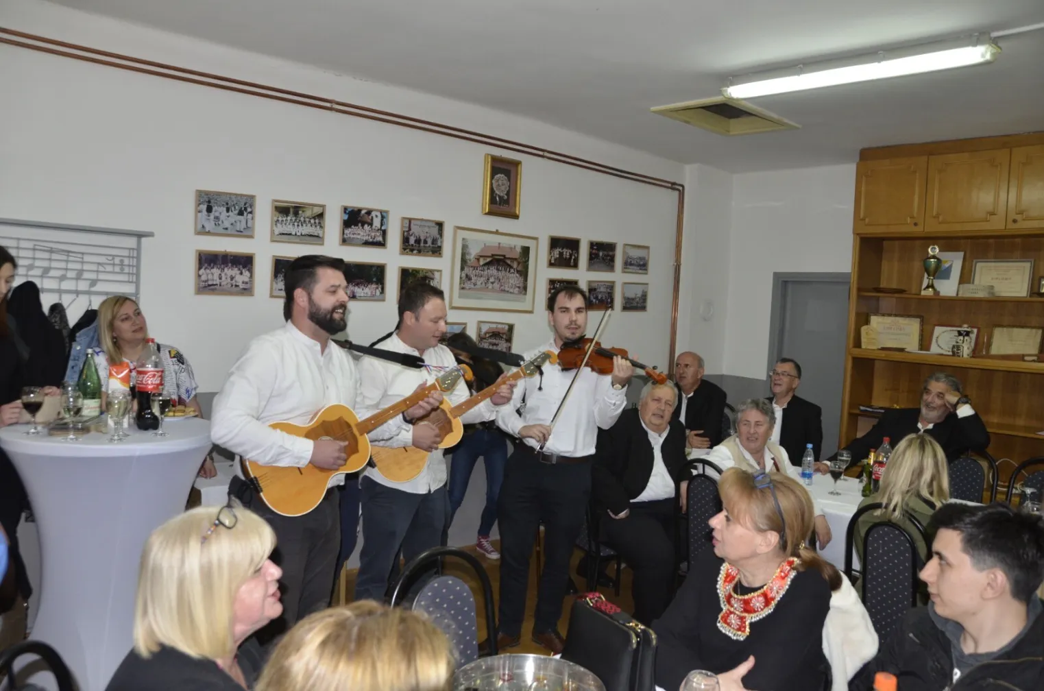 Klape u Turopolju: "Skradinke" i Klapa Nostalgija raspjevali Mraclince zajedno s vokalisticama Dučeca