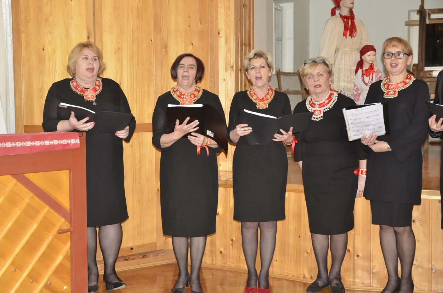Klape u Turopolju: "Skradinke" i Klapa Nostalgija raspjevali Mraclince zajedno s vokalisticama Dučeca