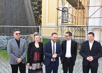 Zamjenik župana Kolarec uručio je župniku Koprivcu ugovor vrijedan gotovo 645 tisuća eura za obnovu crkve Navještenja Blažene Djevice Marije