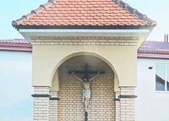 Vandalizam u Lukavcu: Oskvrnuli i ukrali Isusa s križnog drva