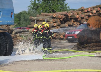 FOTO: U združenoj vježbi vatrogasci Donjeg Turopolja demonstrirali koordinaciju i spremnost za velike intervencije