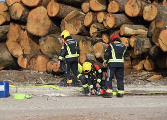 FOTO: U združenoj vježbi vatrogasci Donjeg Turopolja demonstrirali koordinaciju i spremnost za velike intervencije