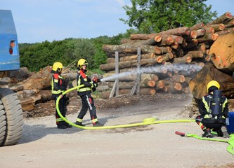 FOTO: U združenoj vježbi vatrogasci Donjeg Turopolja demonstrirali koordinaciju i spremnost za velike intervencije