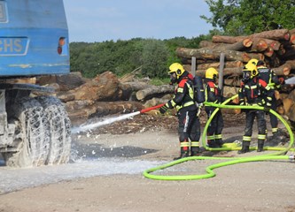 FOTO: U združenoj vježbi vatrogasci Donjeg Turopolja demonstrirali koordinaciju i spremnost za velike intervencije