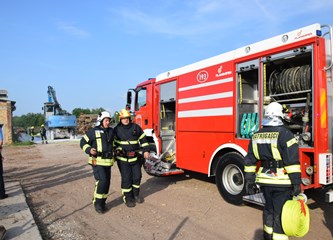 FOTO: U združenoj vježbi vatrogasci Donjeg Turopolja demonstrirali koordinaciju i spremnost za velike intervencije