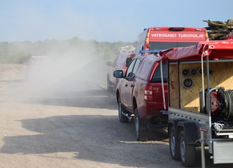 FOTO: U združenoj vježbi vatrogasci Donjeg Turopolja demonstrirali koordinaciju i spremnost za velike intervencije
