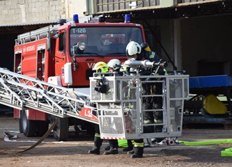FOTO: U združenoj vježbi vatrogasci Donjeg Turopolja demonstrirali koordinaciju i spremnost za velike intervencije