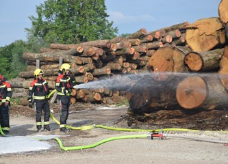 FOTO: U združenoj vježbi vatrogasci Donjeg Turopolja demonstrirali koordinaciju i spremnost za velike intervencije