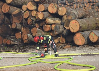 FOTO: U združenoj vježbi vatrogasci Donjeg Turopolja demonstrirali koordinaciju i spremnost za velike intervencije