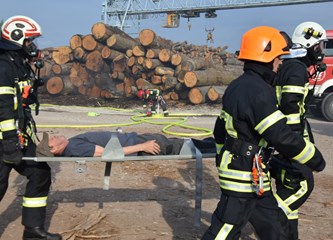FOTO: U združenoj vježbi vatrogasci Donjeg Turopolja demonstrirali koordinaciju i spremnost za velike intervencije