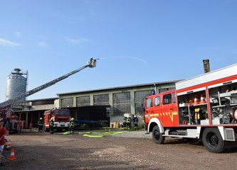 FOTO: U združenoj vježbi vatrogasci Donjeg Turopolja demonstrirali koordinaciju i spremnost za velike intervencije