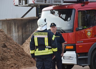 FOTO: U združenoj vježbi vatrogasci Donjeg Turopolja demonstrirali koordinaciju i spremnost za velike intervencije