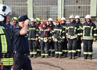 FOTO: U združenoj vježbi vatrogasci Donjeg Turopolja demonstrirali koordinaciju i spremnost za velike intervencije