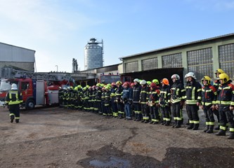 FOTO: U združenoj vježbi vatrogasci Donjeg Turopolja demonstrirali koordinaciju i spremnost za velike intervencije