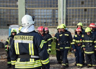 FOTO: U združenoj vježbi vatrogasci Donjeg Turopolja demonstrirali koordinaciju i spremnost za velike intervencije