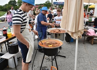 Gastronomska manifestacija privukla ljubitelje kotlovine i drugih domaćih delicija: Miomirisi su se širili okolicom i privlačili gladna nepca