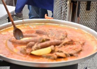 Gastronomska manifestacija privukla ljubitelje kotlovine i drugih domaćih delicija: Miomirisi su se širili okolicom i privlačili gladna nepca