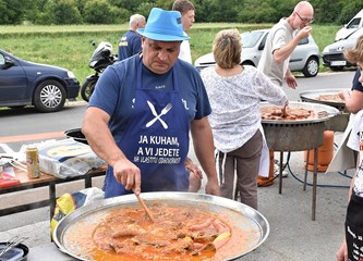 Gastronomska manifestacija privukla ljubitelje kotlovine i drugih domaćih delicija: Miomirisi su se širili okolicom i privlačili gladna nepca