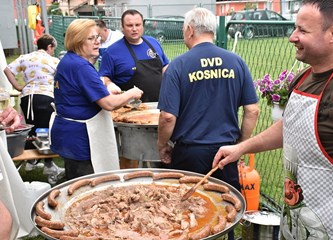 Gastronomska manifestacija privukla ljubitelje kotlovine i drugih domaćih delicija: Miomirisi su se širili okolicom i privlačili gladna nepca