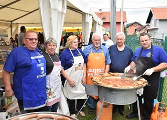 Gastronomska manifestacija privukla ljubitelje kotlovine i drugih domaćih delicija: Miomirisi su se širili okolicom i privlačili gladna nepca