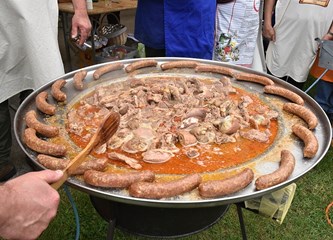 Gastronomska manifestacija privukla ljubitelje kotlovine i drugih domaćih delicija: Miomirisi su se širili okolicom i privlačili gladna nepca