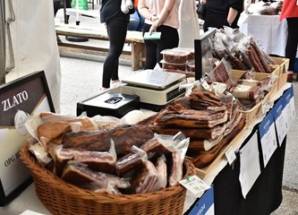 Gastronomska manifestacija privukla ljubitelje kotlovine i drugih domaćih delicija: Miomirisi su se širili okolicom i privlačili gladna nepca