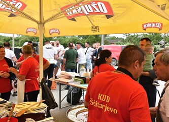 Gastronomska manifestacija privukla ljubitelje kotlovine i drugih domaćih delicija: Miomirisi su se širili okolicom i privlačili gladna nepca