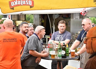 Gastronomska manifestacija privukla ljubitelje kotlovine i drugih domaćih delicija: Miomirisi su se širili okolicom i privlačili gladna nepca