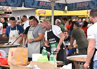 Gastronomska manifestacija privukla ljubitelje kotlovine i drugih domaćih delicija: Miomirisi su se širili okolicom i privlačili gladna nepca