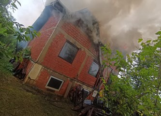 Vatrogasci Pokupskog i JVP-a gasili požar kuće u Hotnji