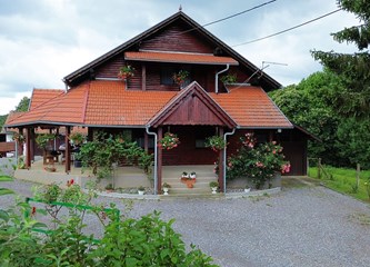 FOTO VIJEST Evo koja je obitelj najljepše uredila svoj balkon i okućnicu ove godine u Kravarskom