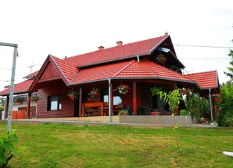 FOTO VIJEST Evo koja je obitelj najljepše uredila svoj balkon i okućnicu ove godine u Kravarskom